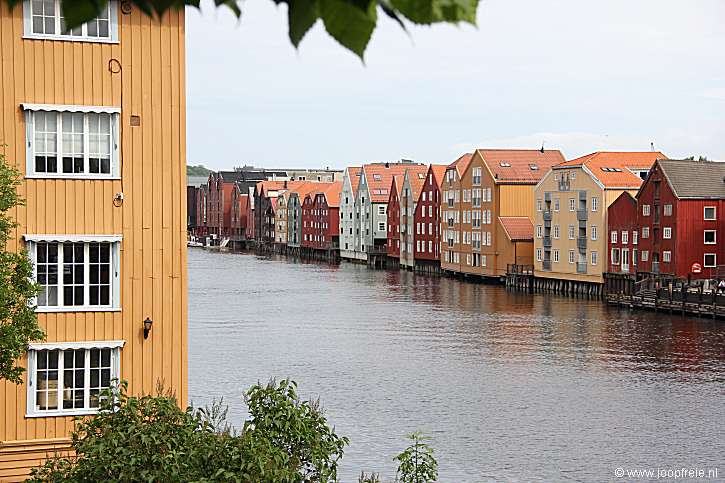 Kleurrijke huizen aan het water in Trondheim