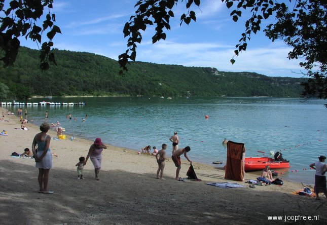 Strand aan het meer van Vouglans.