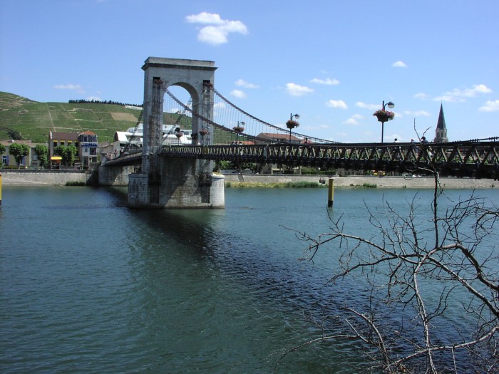 Brug over de Rhne in Tournon.