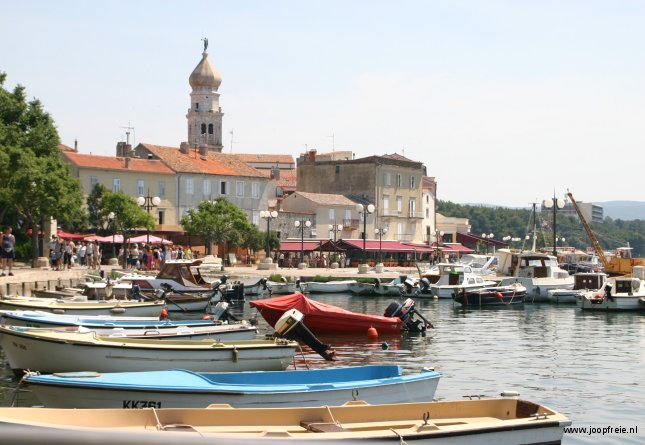 Haven en boulevard van stad Krk.