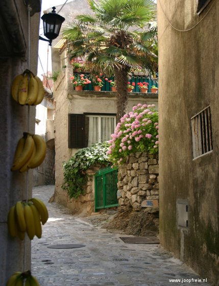 Straatje in stad Krk.