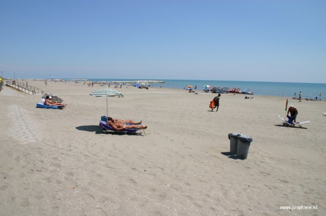 Strand bij de camping....schoon en breed