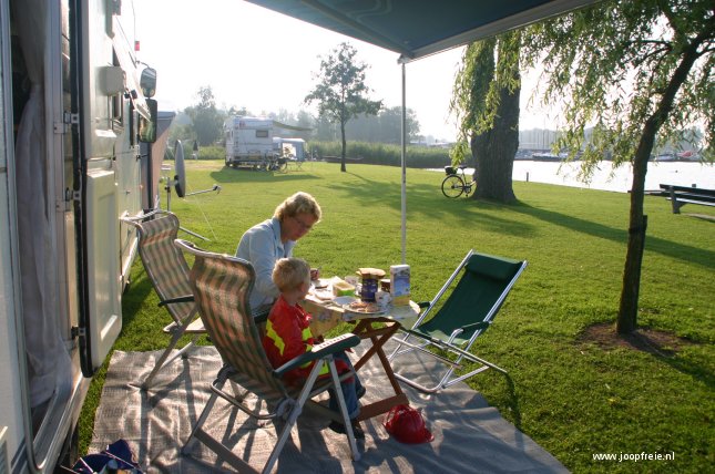 Ontbijt aan het meer.