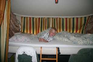 Slapen in het hefbed van de camper.