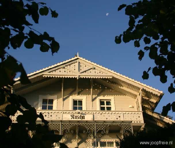 Fraai houtsnijwerk aan de gevels