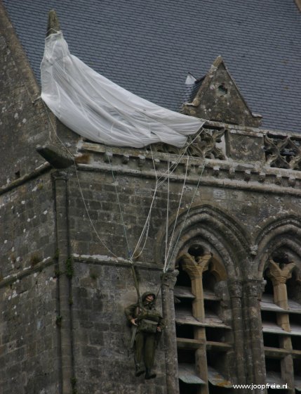 Parachutist hangend aan de kerk in Sainte Mere Eglise