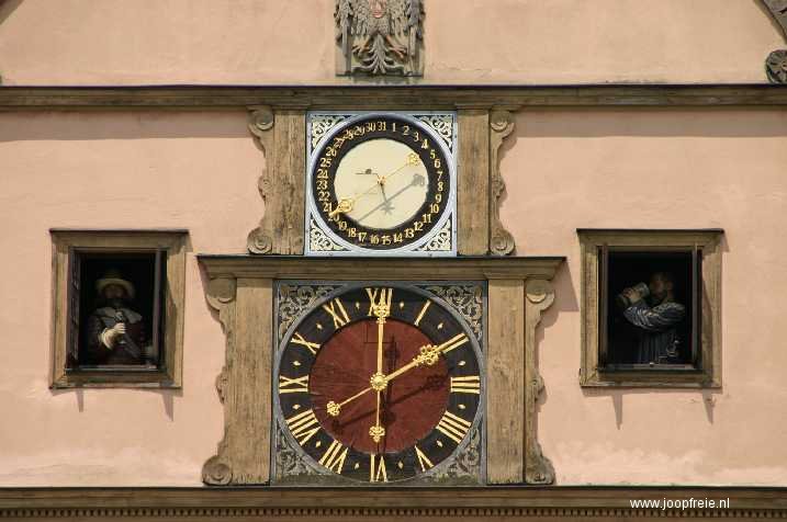 Burgemeester drinkt zijn kan leeg (rechts)