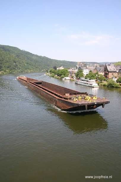 Duwboot met bak op de Moezel