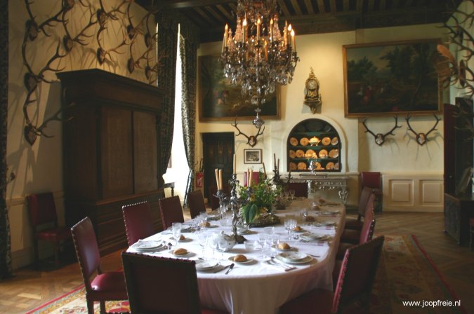 Eetzaal compleet met een podium en vleugel