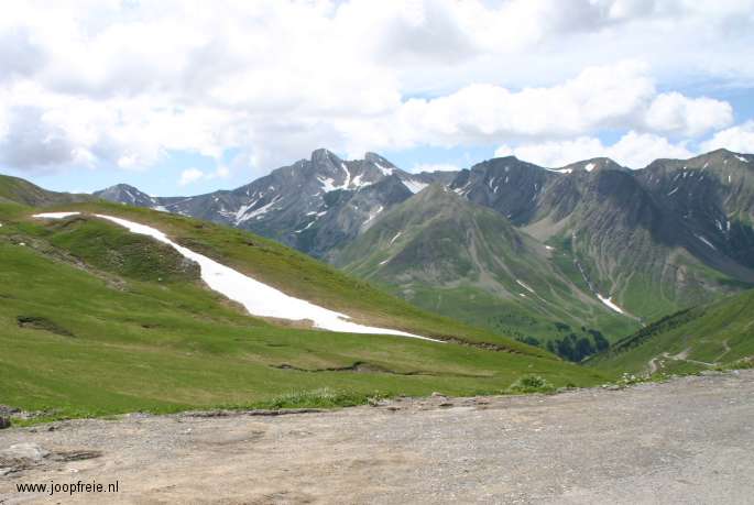 Col d'Allos met sneeuw.